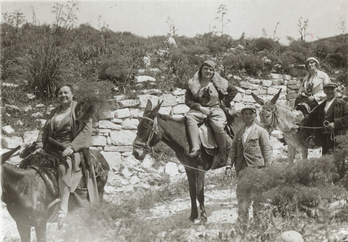 Viaggiatrici a dorso di mulo durante l'Escursione Nazionale di soci del TCI in Sicilia, 1924