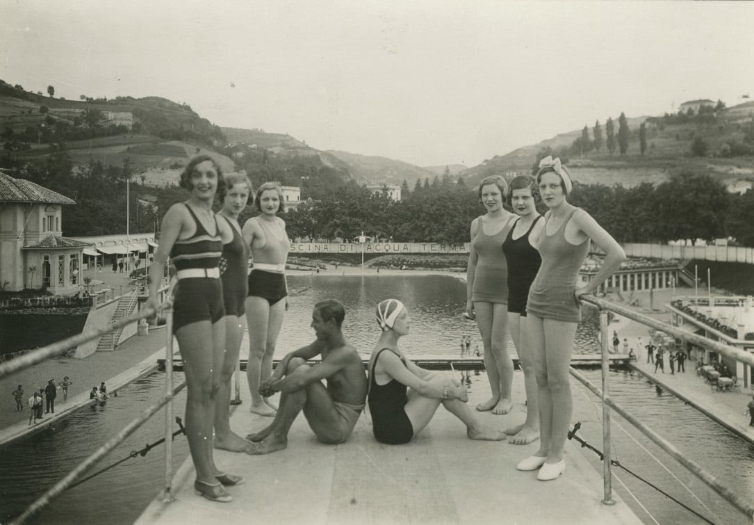 Davanti alla piscina dello stabilimento termale Regina di Acqui Terme, 1930