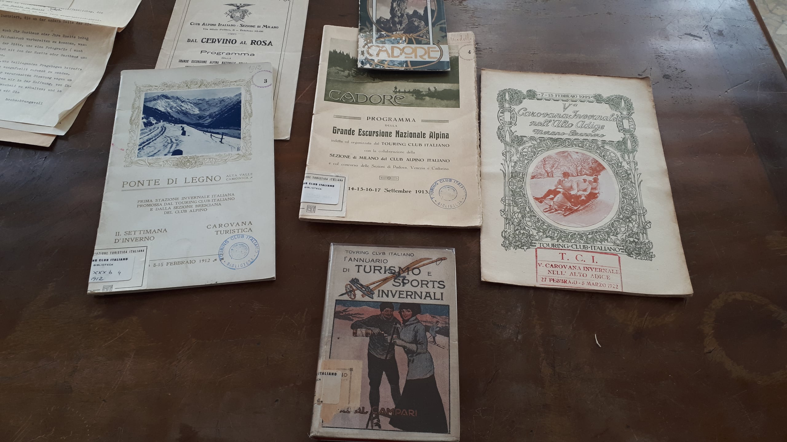 In primo piano, l'Annuario di Turismo e Sports invernali del 1912