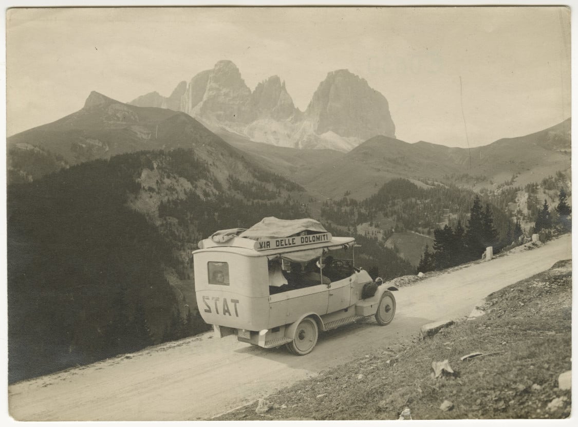 Un autopulman della linea STAT sul passo Sella, ca. 1920