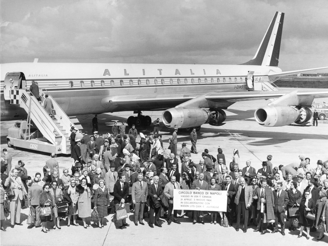 Alitalia apre i voli charter: il Circolo Banco di Napoli in partenza per un viaggio in Usa e Canada, 1964