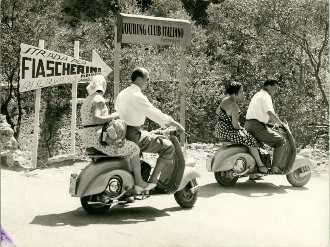 Arrivo in vespa al Campeggio del Touring di Fiascherino, ca. 1950