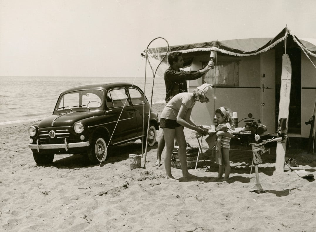 Una famiglia in vacanza sceglie il campeggio sulla spiaggia, ca. 1960