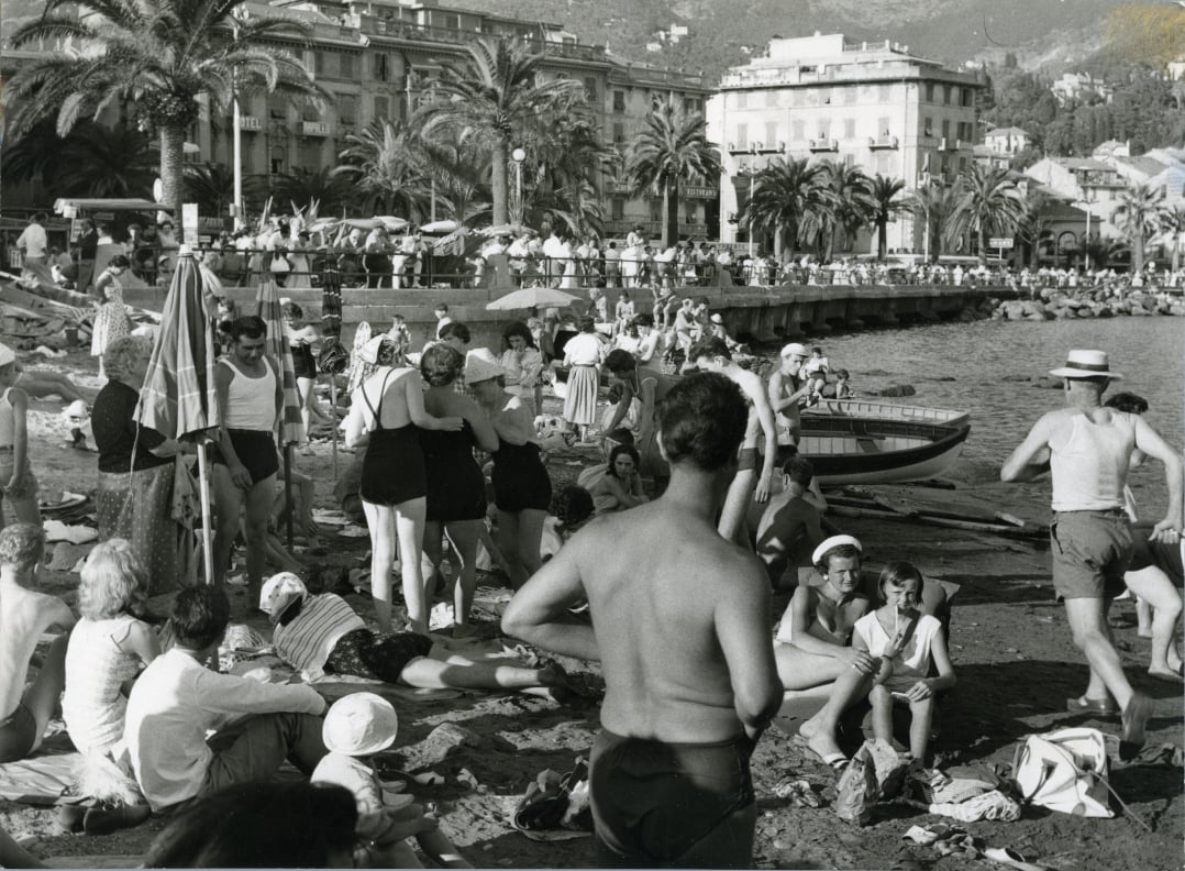 La spiaggia di Rapallo: emblema della vacanza in massa sulla Riviera ligure, 1960 ca.