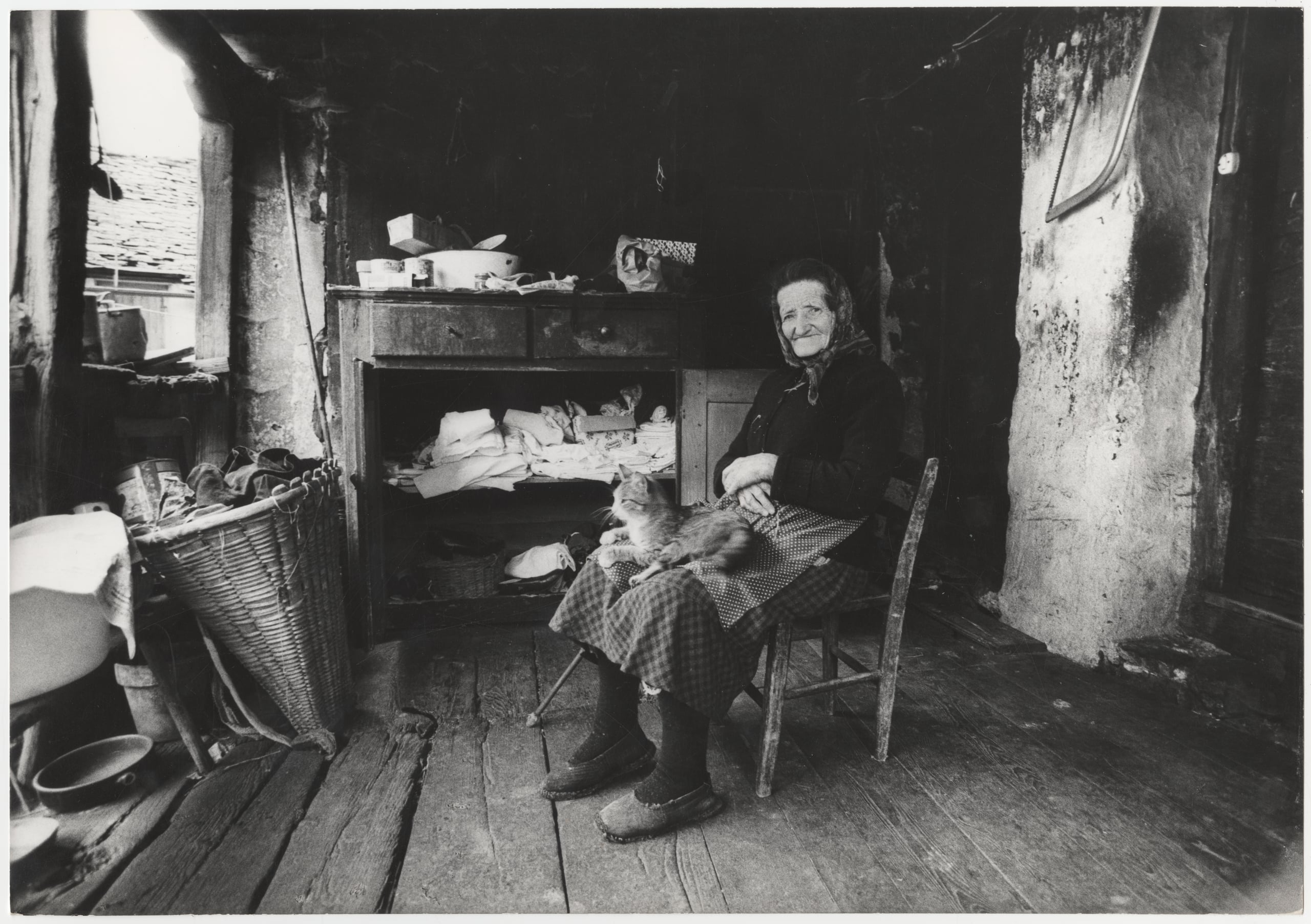 Un'anziana nella sua abitazione a Pioda, sulla strada per Alagna Valsesia, 1979