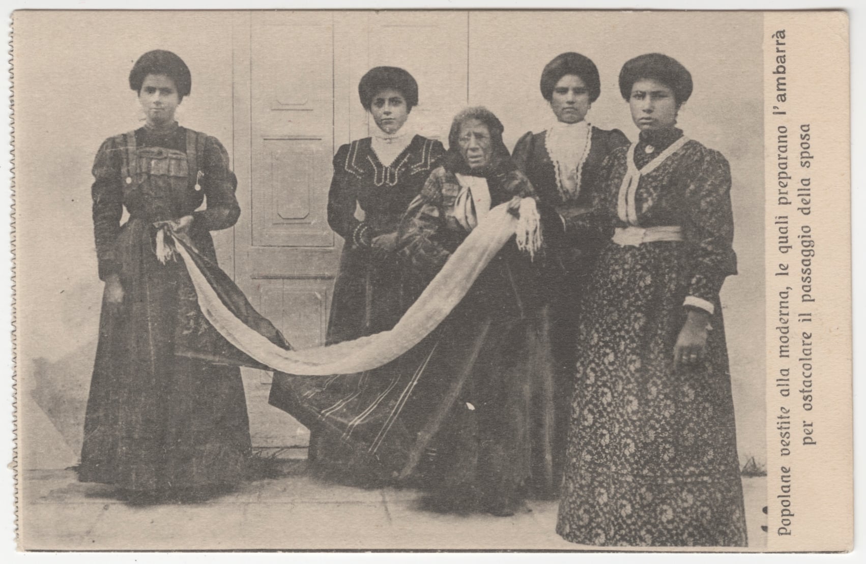 Popolane vestite alla moderna, le quali preparano l'ambarrà per ostacolare il passaggio della sposa, ca. 1920
