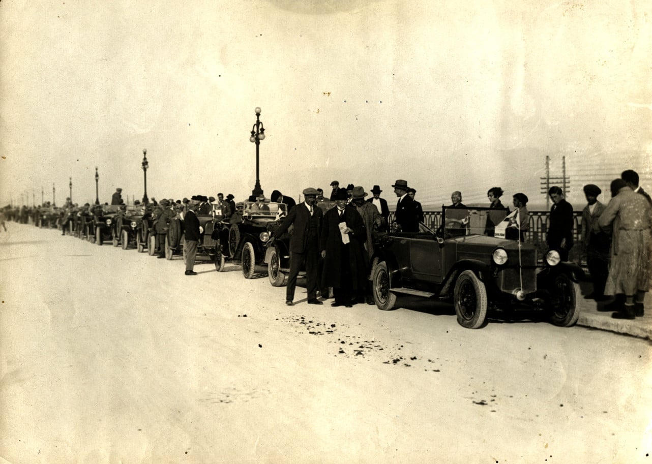 Escursione Nazionale Touring in Calabria: un'autocolonna di trenta vetture in partenza da Reggio Calabria, 1926