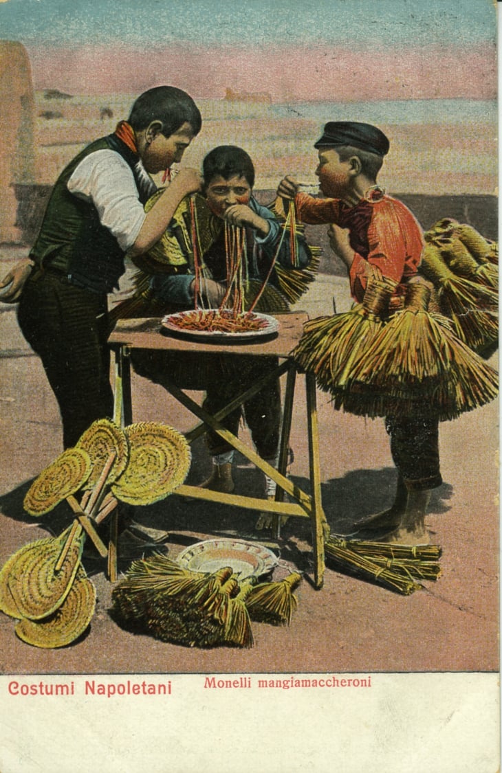 Costumi napoletani - Monelli mangiamaccheroni, una cartolina di inizio Novecento