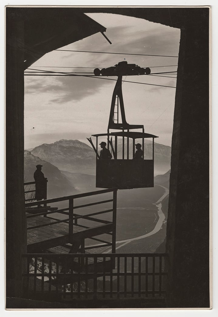 Sciatori sulla funivia della Paganella, 1940