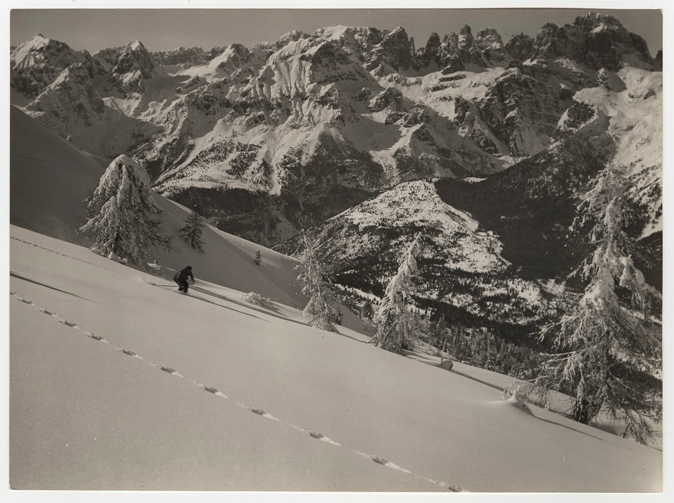 Uno sciatore in discesa dalla Paganella, 1940