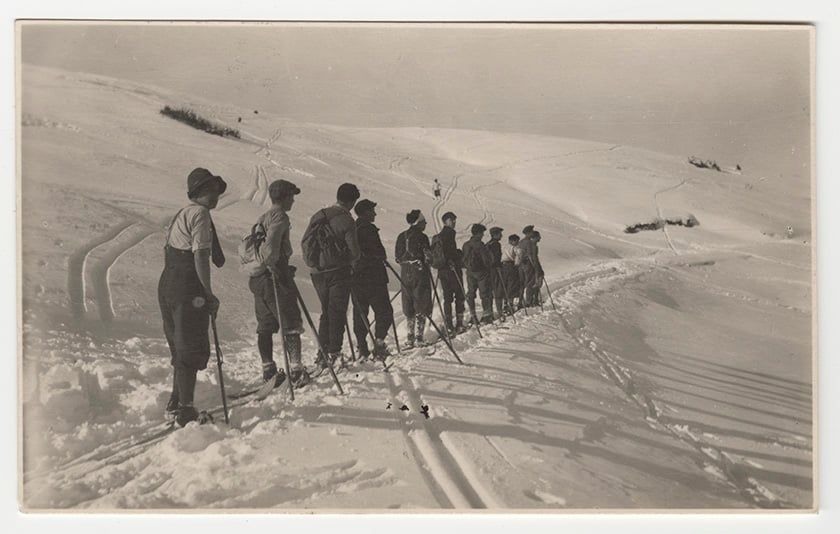 Gruppo di sciatori in fila sulla Paganella, 1930